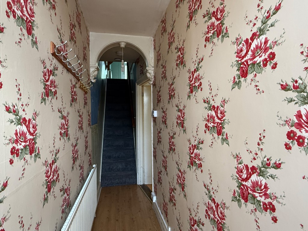 Lot: 98 - HOUSE IN NEED OF IMPROVEMENT - Entrance Hall in House in Need of Improvement